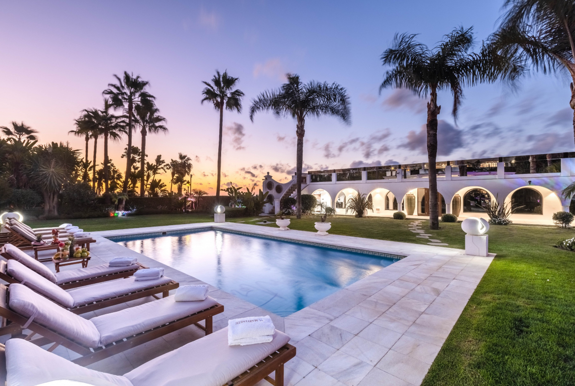 Beachfront Mansion for Sale in Puerto Banús | Marbella