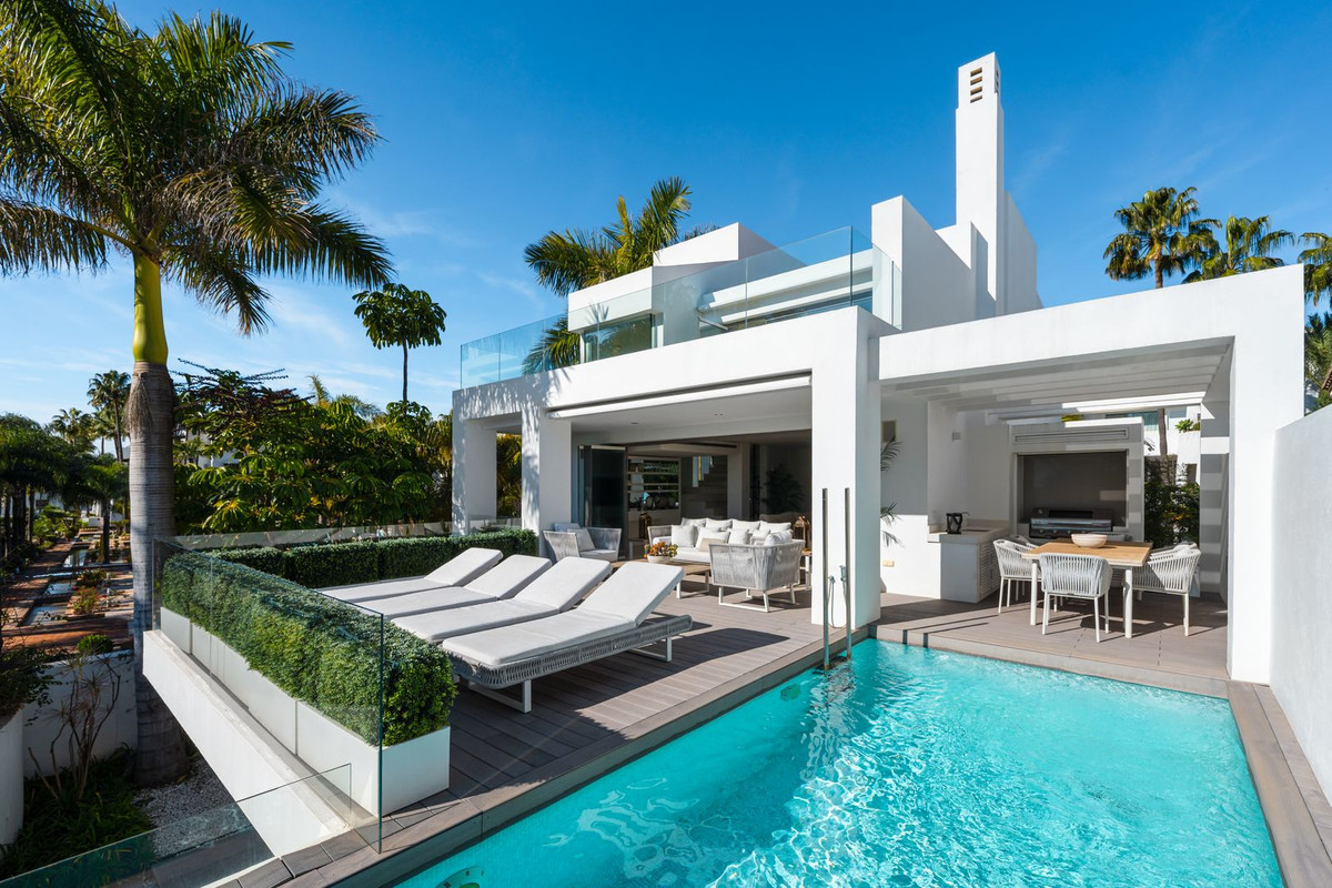 luxo-estate-12 Marbella Golden Mile Marbella villa 4 Bedrooms
