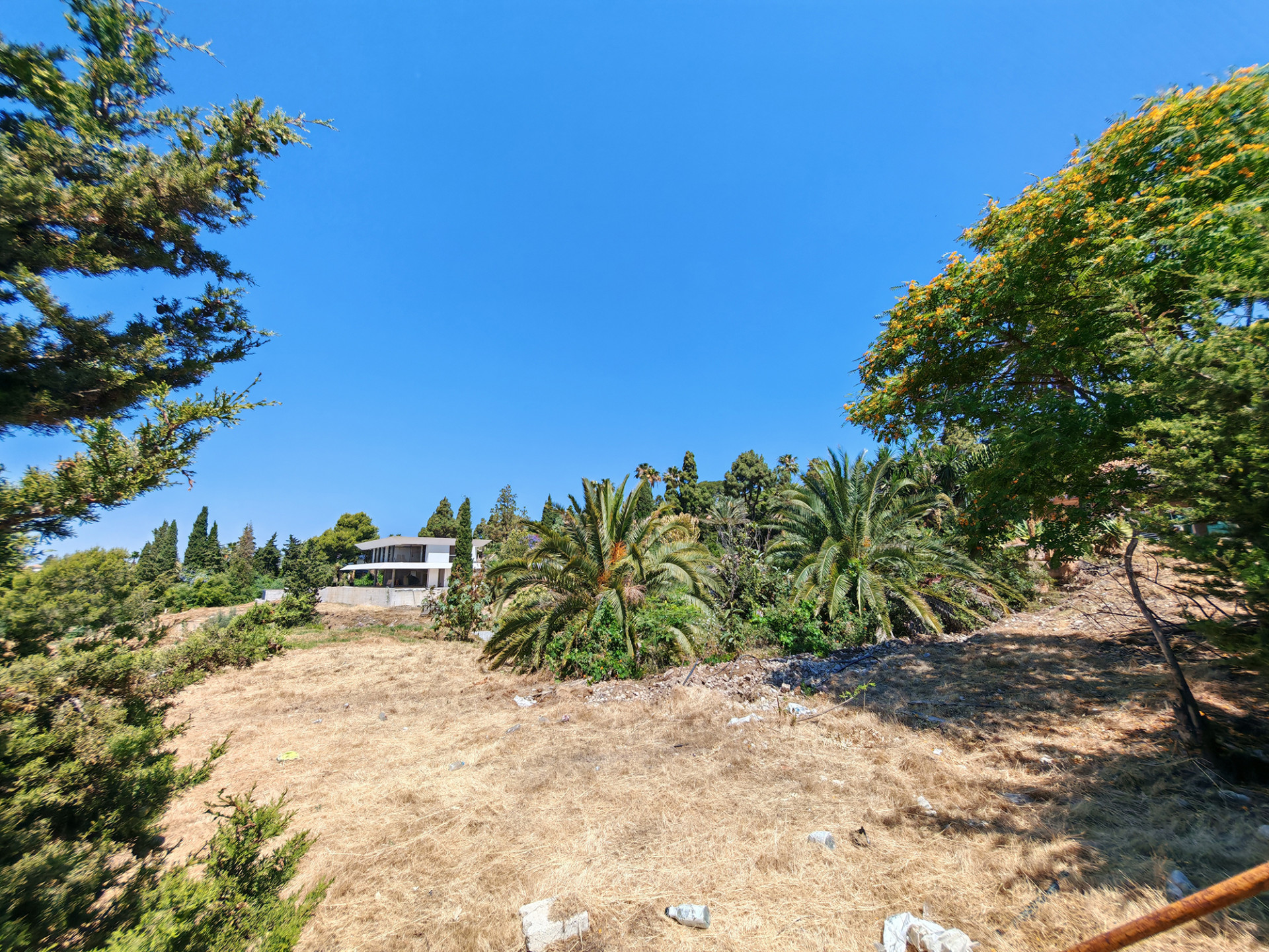 luxo-estate-12 Las Chapas Marbella plot Bedrooms