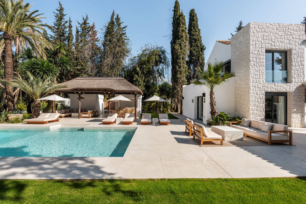 luxo-estate-12 Nueva Andalucia Marbella villa 5 Bedrooms