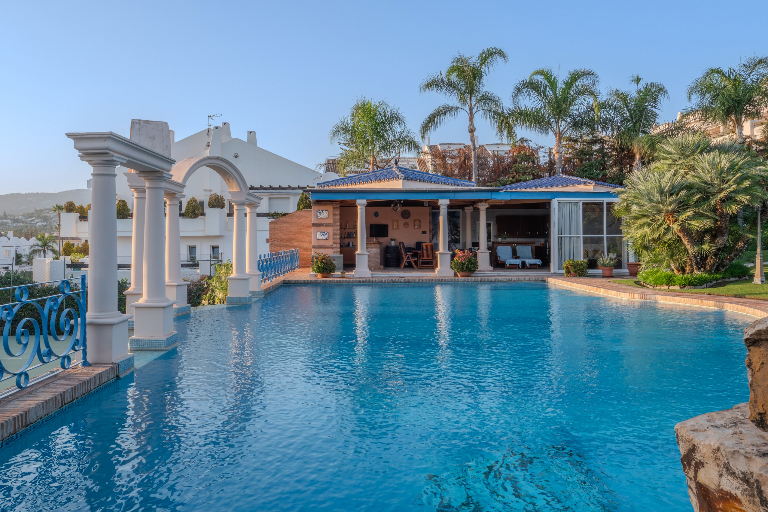 luxo-estate-12 Nueva Andalucia Marbella villa 6 Bedrooms