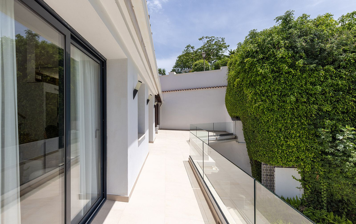 Las Chapas Marbella villa 4 Bedrooms