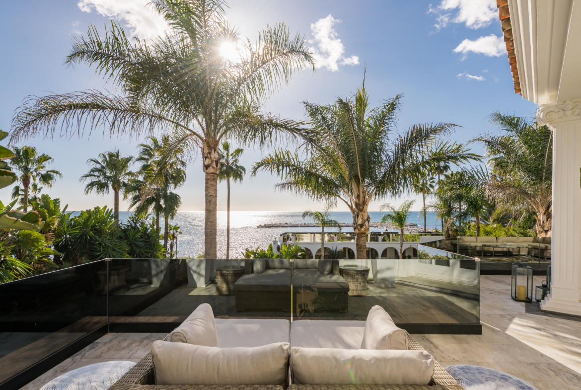 Beachfront Mansion for Sale in Puerto Banús | Marbella