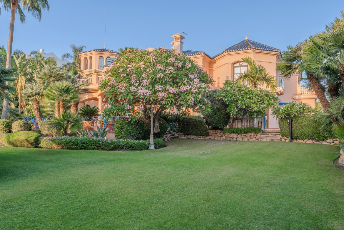 Nueva Andalucia Marbella villa 6 Bedrooms