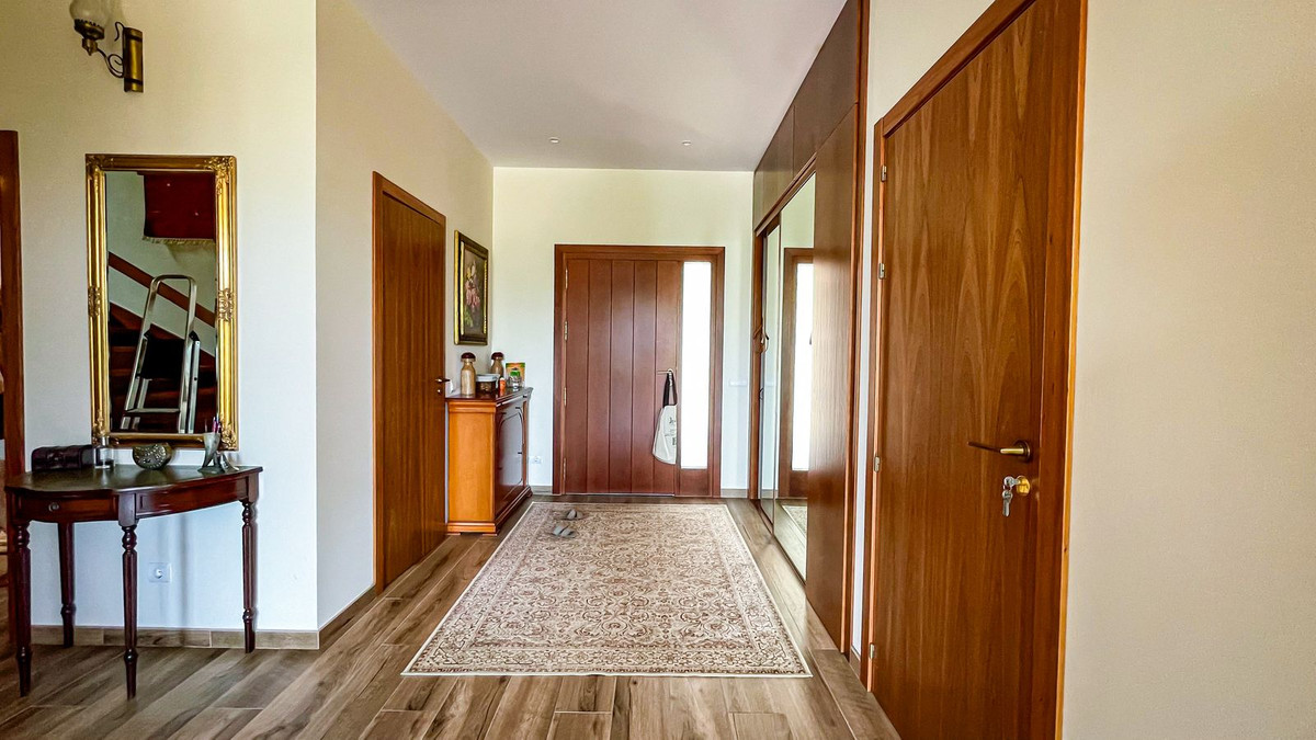 luxo-estate-13 El Rosario Marbella villa 6 Bedrooms
