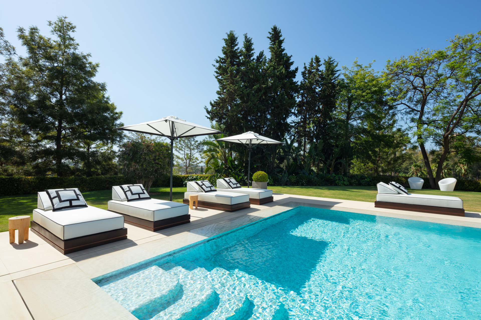 luxo-estate-13 Nueva Andalucia Marbella villa 6 Bedrooms