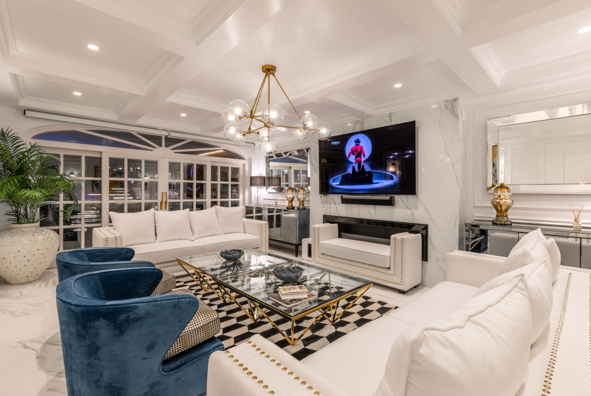 Beachfront Mansion for Sale in Puerto Banús | Marbella