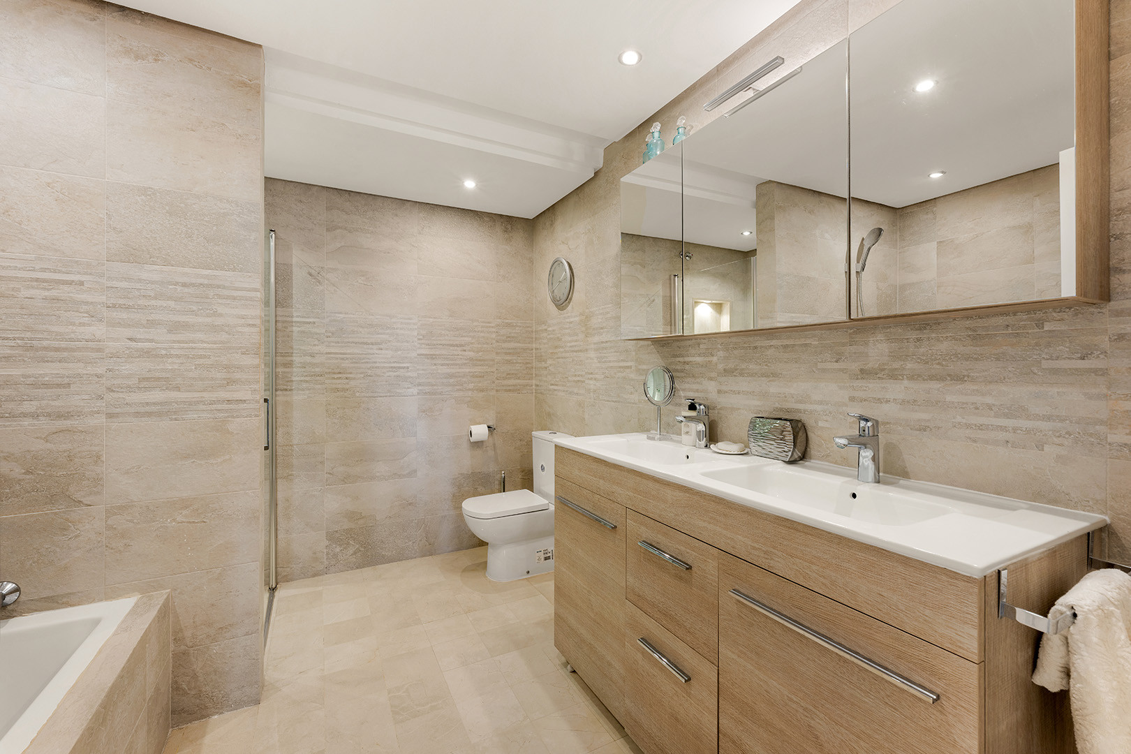 luxo-estate-14 Estepona apartment 3 Bedrooms