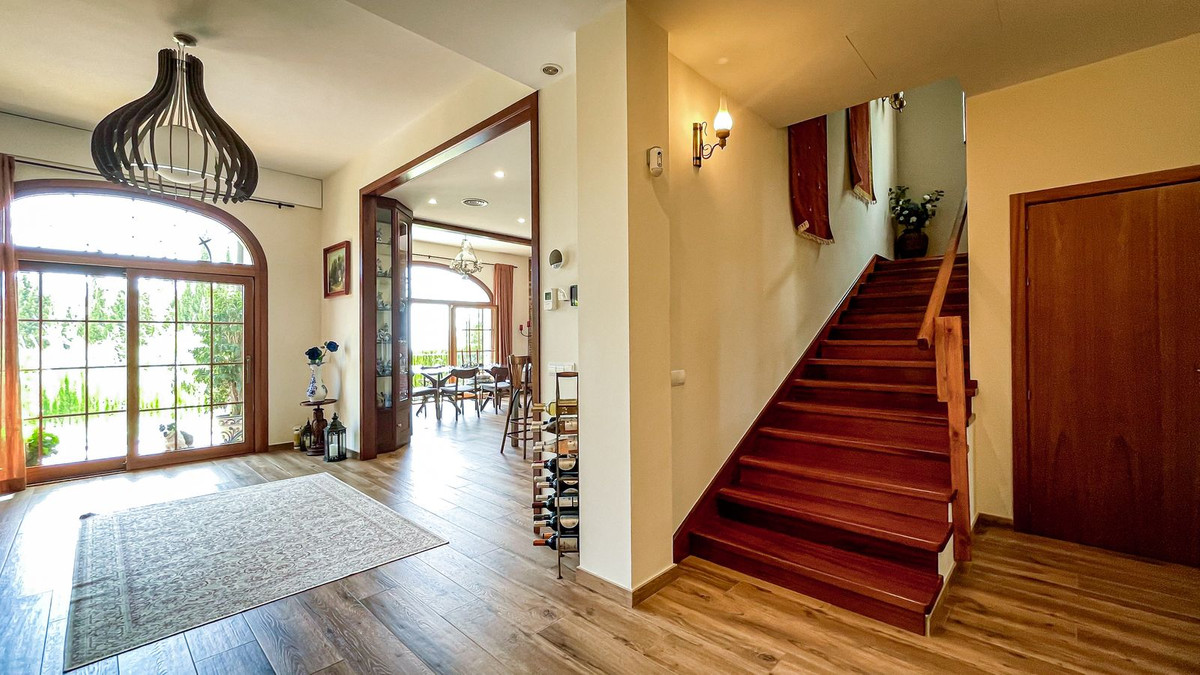luxo-estate-14 El Rosario Marbella villa 6 Bedrooms