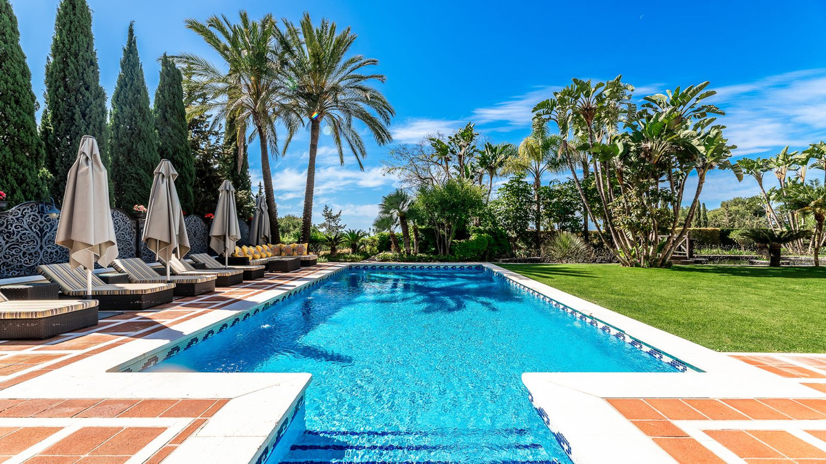luxo-estate-15 Sierra Blanca Marbella villa 6 Bedrooms