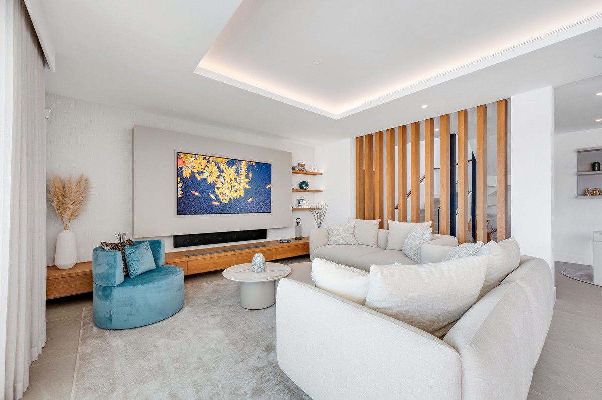 New Golden Mile Estepona villa 6 Bedrooms