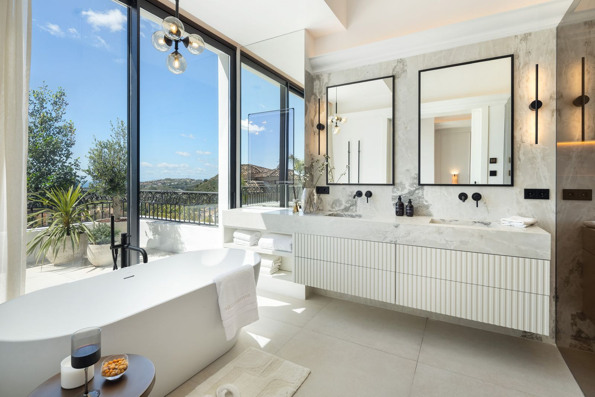 luxo-estate-15 Los Arqueros Benahavis villa 5 Bedrooms