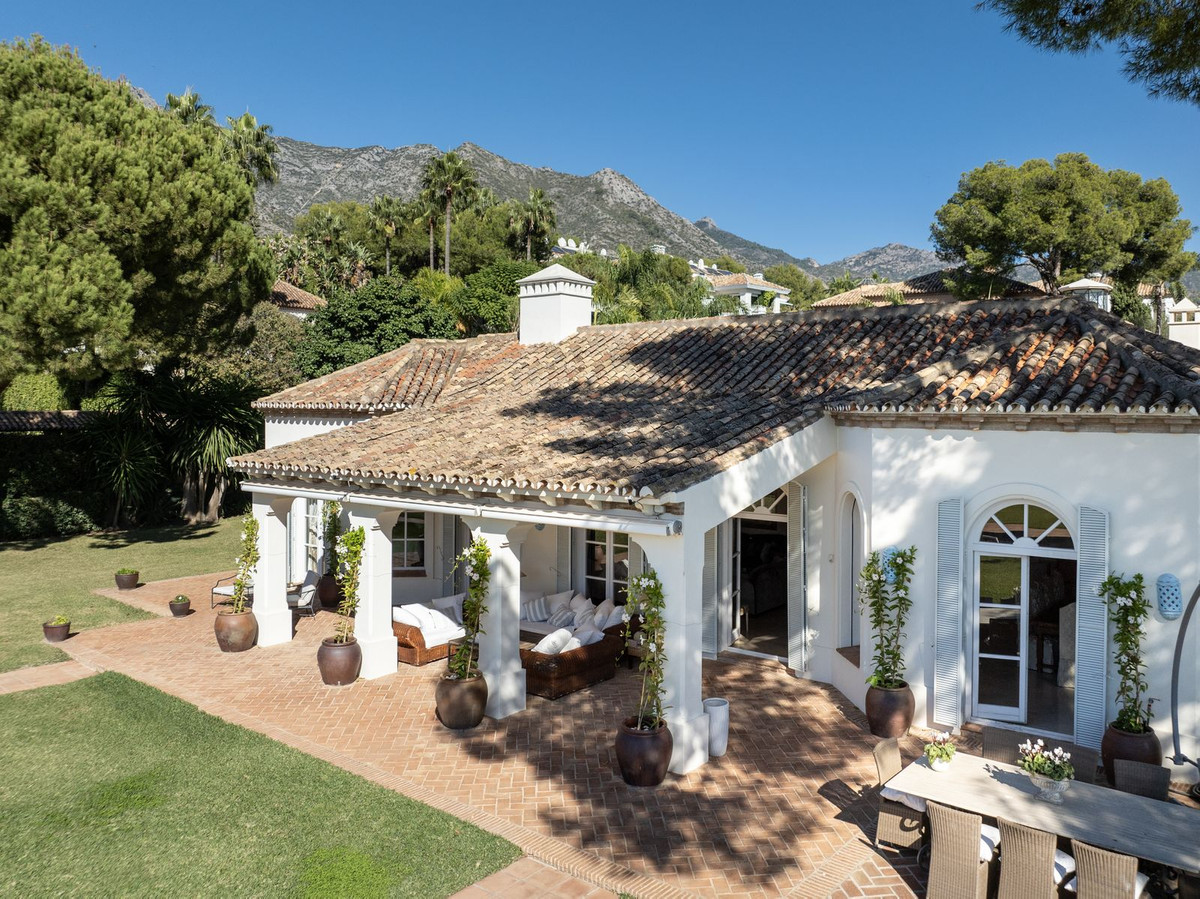 luxo-estate-15 Marbella Golden Mile Marbella villa 7 Bedrooms