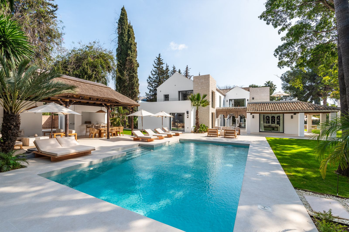 luxo-estate-15 Nueva Andalucia Marbella villa 5 Bedrooms