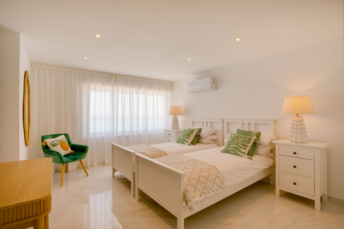 luxo-estate-15 Estepona villa 3 Bedrooms