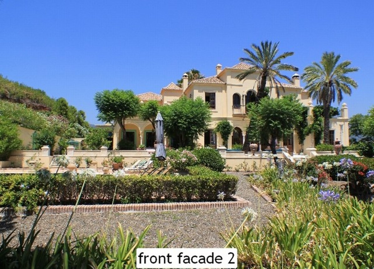 luxo-estate-15 Marbella villa 8 Bedrooms