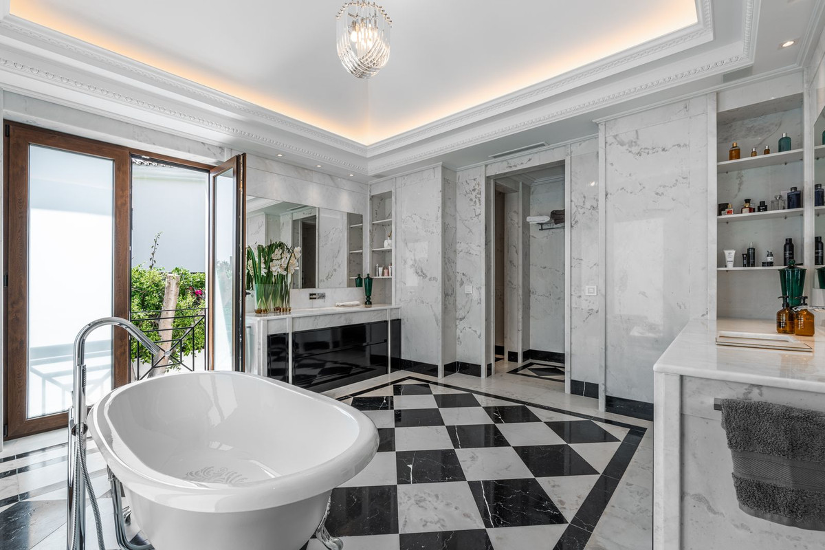 luxo-estate-15 Marbella Golden Mile Marbella villa 8 Bedrooms