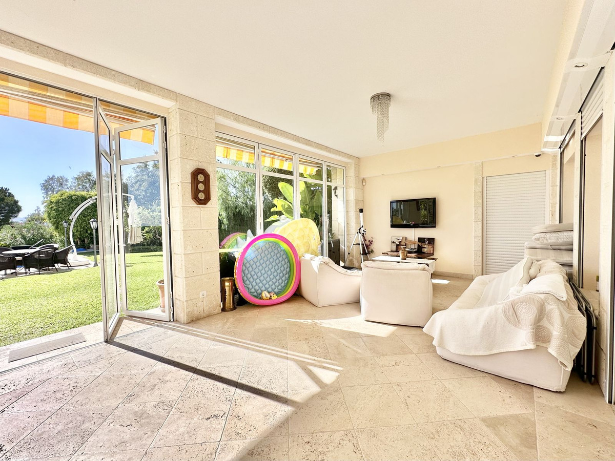 luxo-estate-15 El Rosario Marbella villa 6 Bedrooms