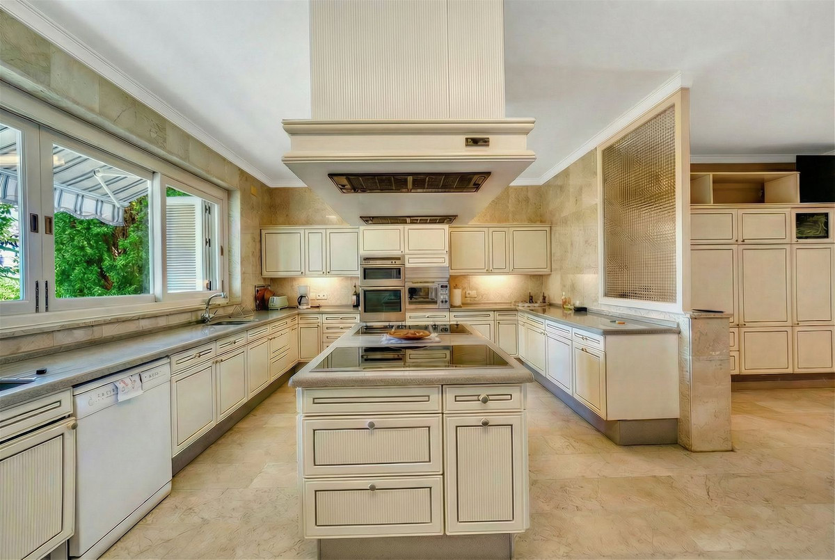luxo-estate-16 Rio Real Marbella villa 10 Bedrooms