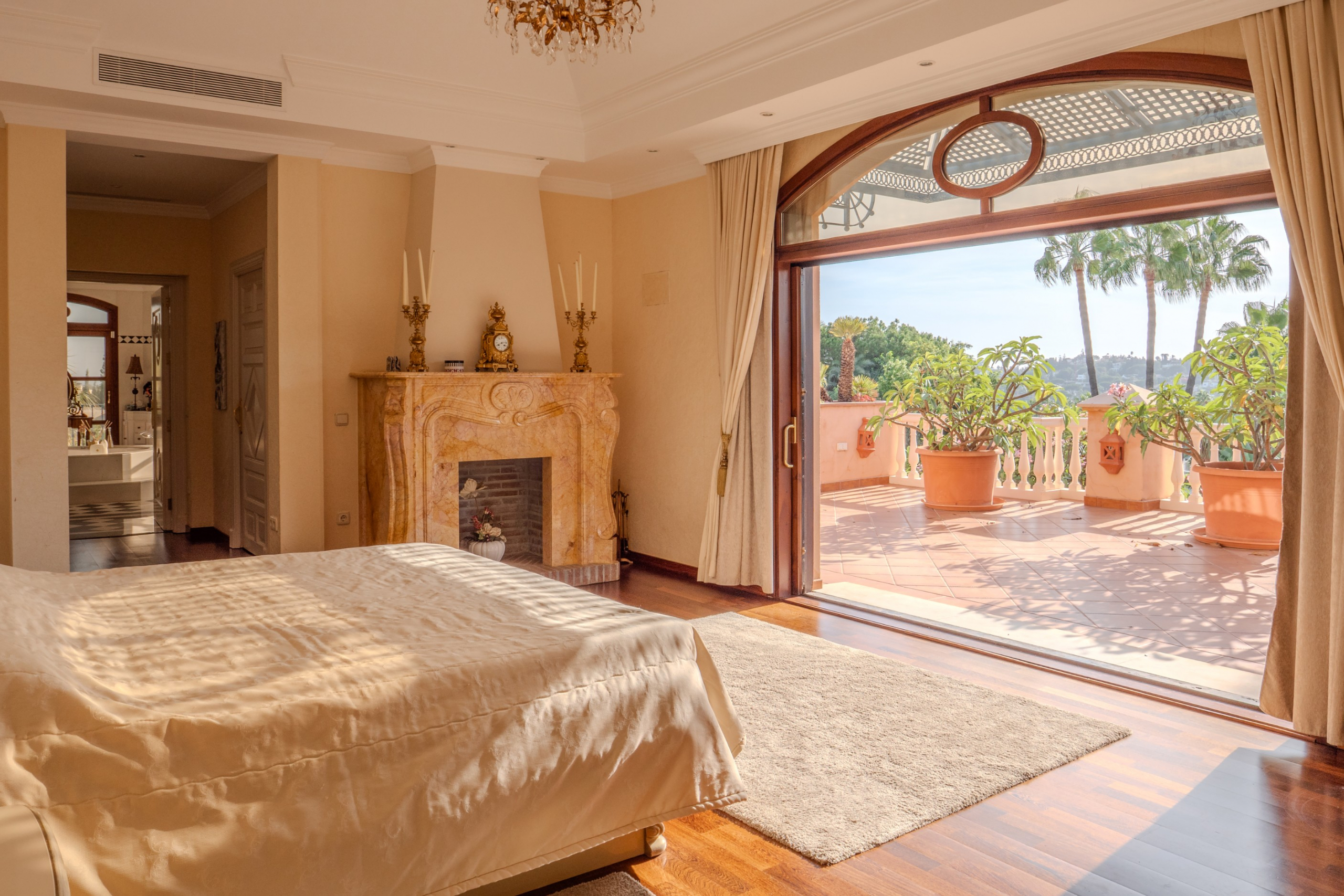 luxo-estate-16 Nueva Andalucia Marbella villa 6 Bedrooms