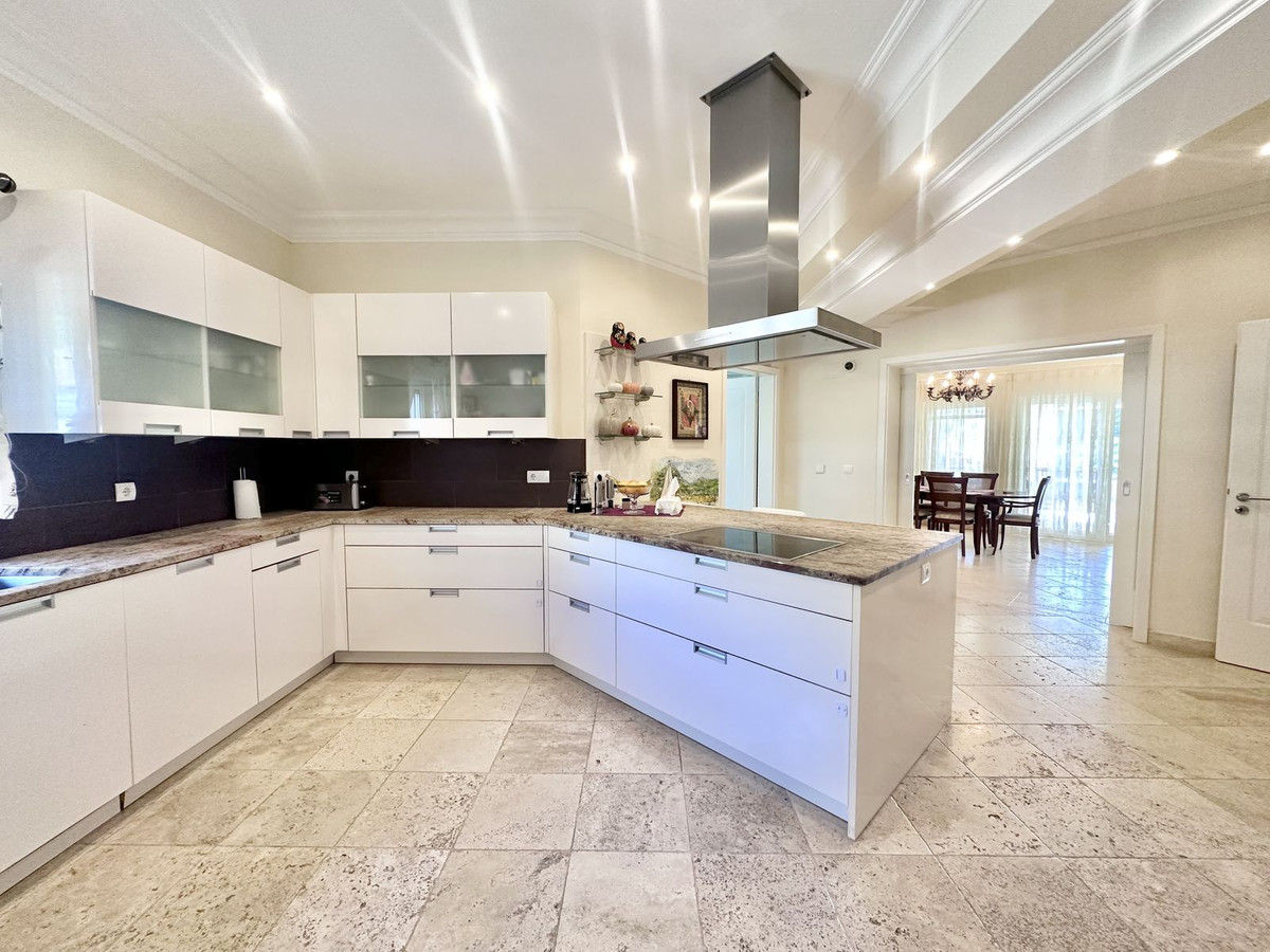 luxo-estate-16 El Rosario Marbella villa 6 Bedrooms