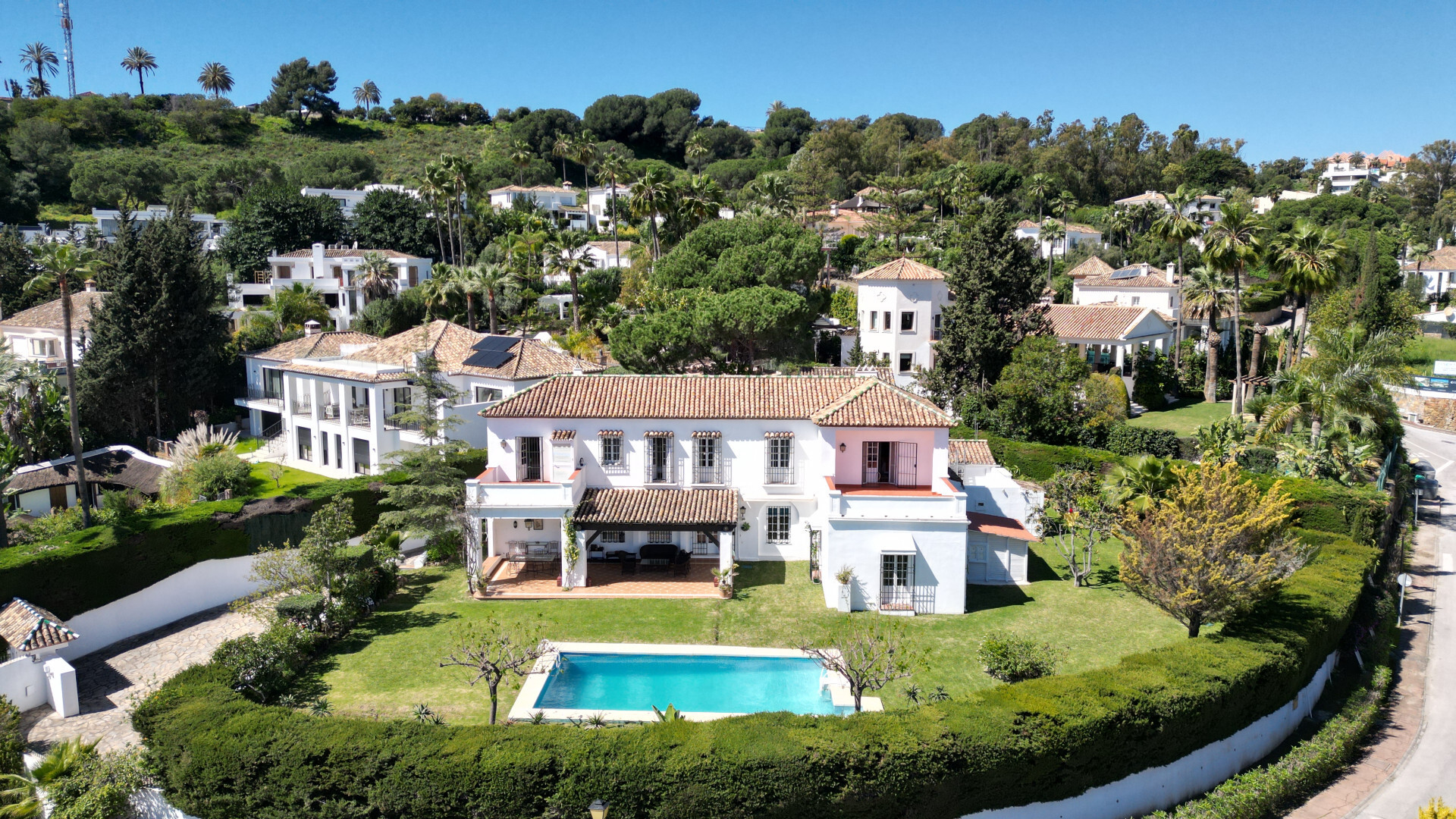 EJ1629 Nueva Andalucia Marbella villa 6 Bedrooms