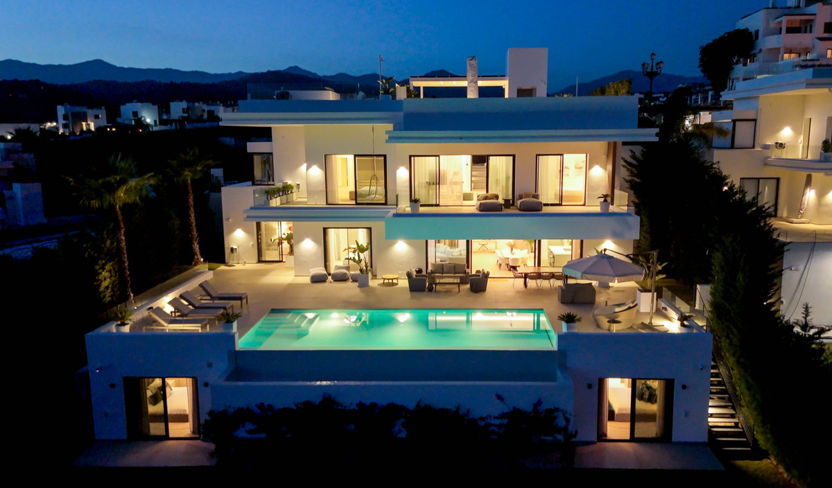 New Golden Mile Estepona villa 6 Bedrooms