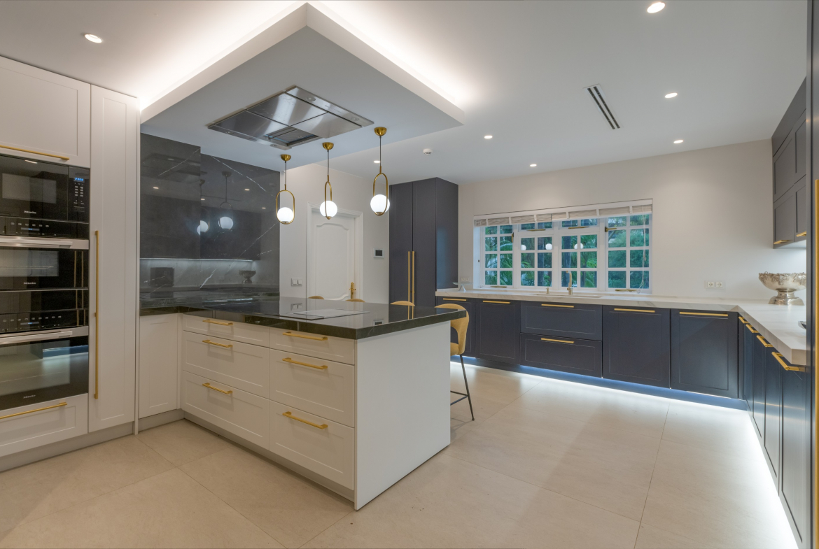 Beachfront Mansion for Sale in Puerto Banús | Marbella