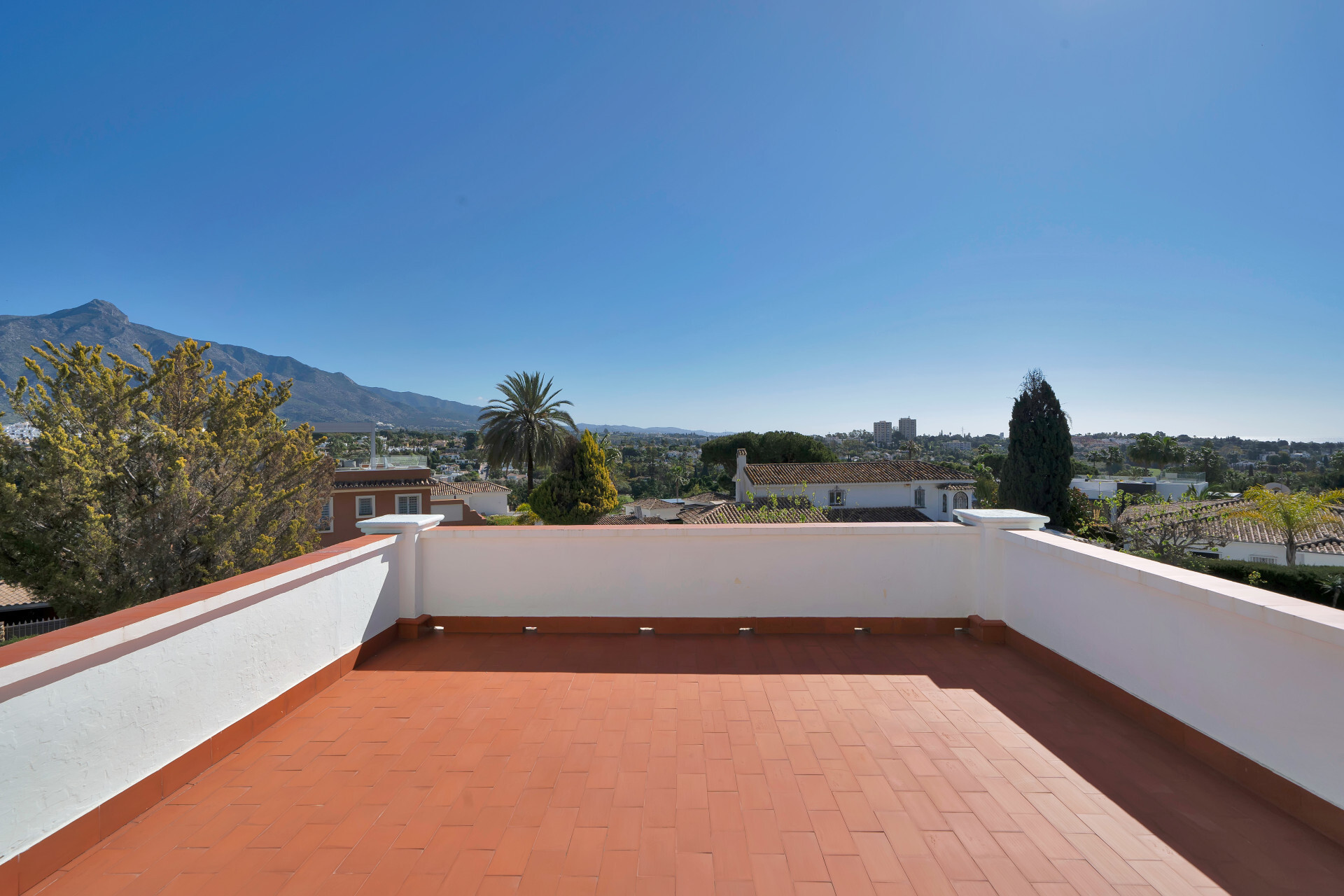 luxo-estate-18 Nueva Andalucia Marbella villa 6 Bedrooms