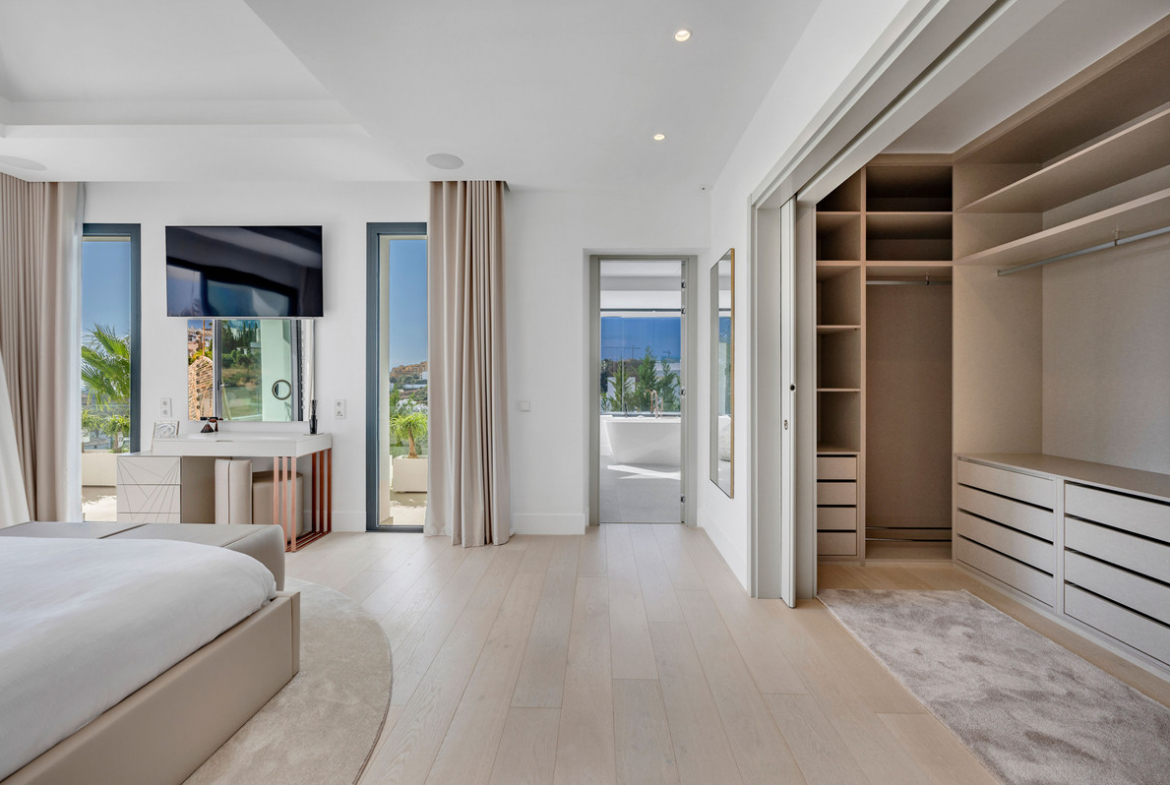 New Golden Mile Estepona villa 6 Bedrooms