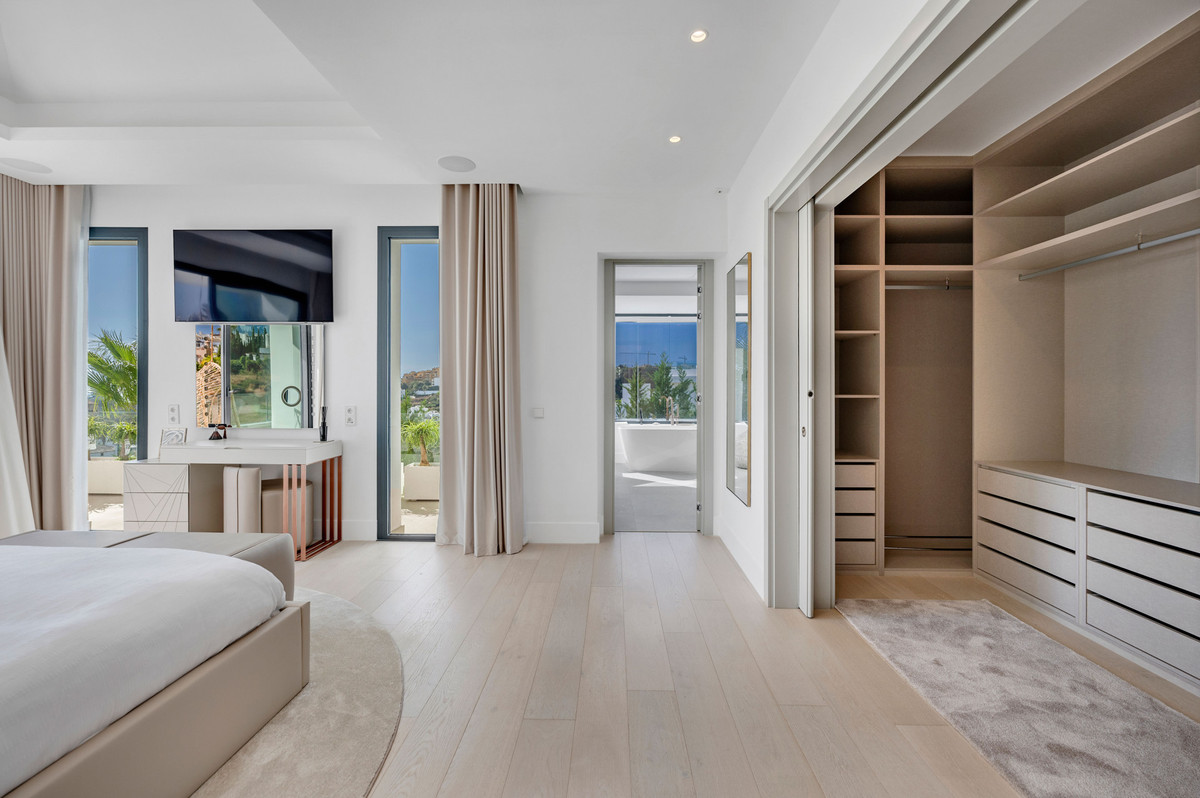New Golden Mile Estepona villa 6 Bedrooms