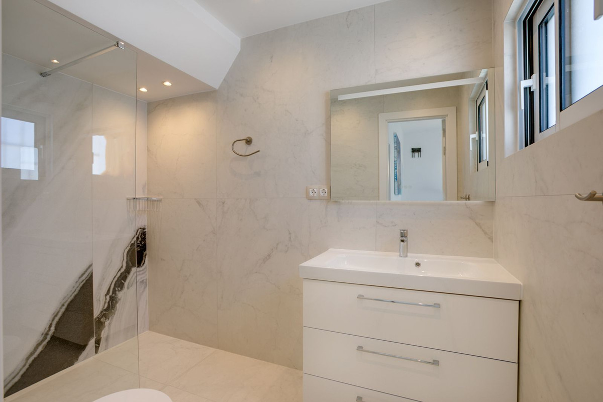 luxo-estate-18 Estepona villa 3 Bedrooms