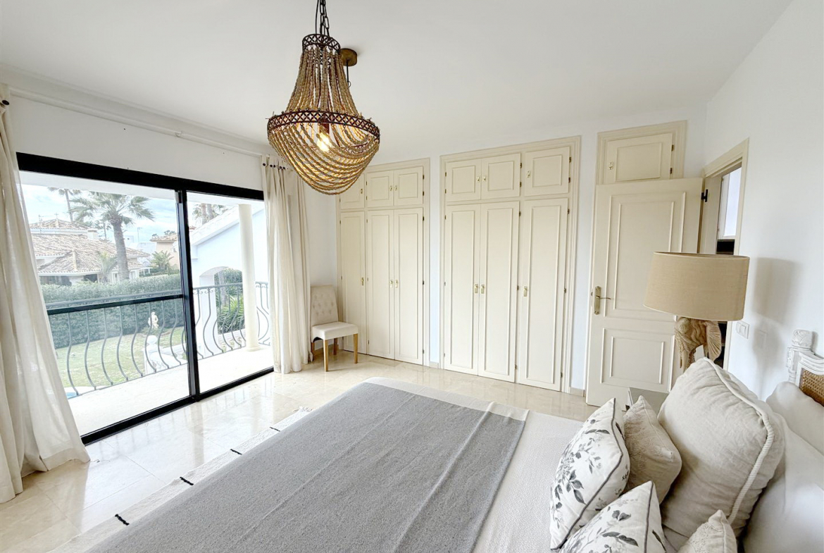 Las Chapas Marbella villa 6 Bedrooms