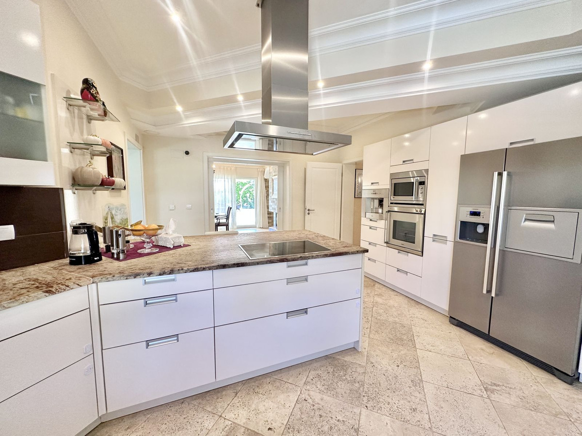 luxo-estate-18 El Rosario Marbella villa 6 Bedrooms