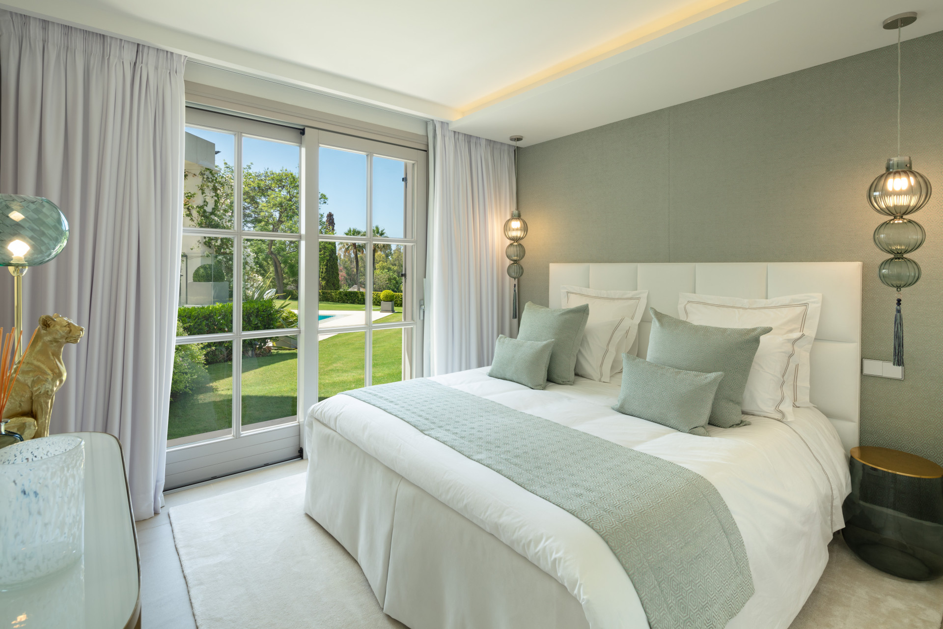 luxo-estate-18 Nueva Andalucia Marbella villa 6 Bedrooms