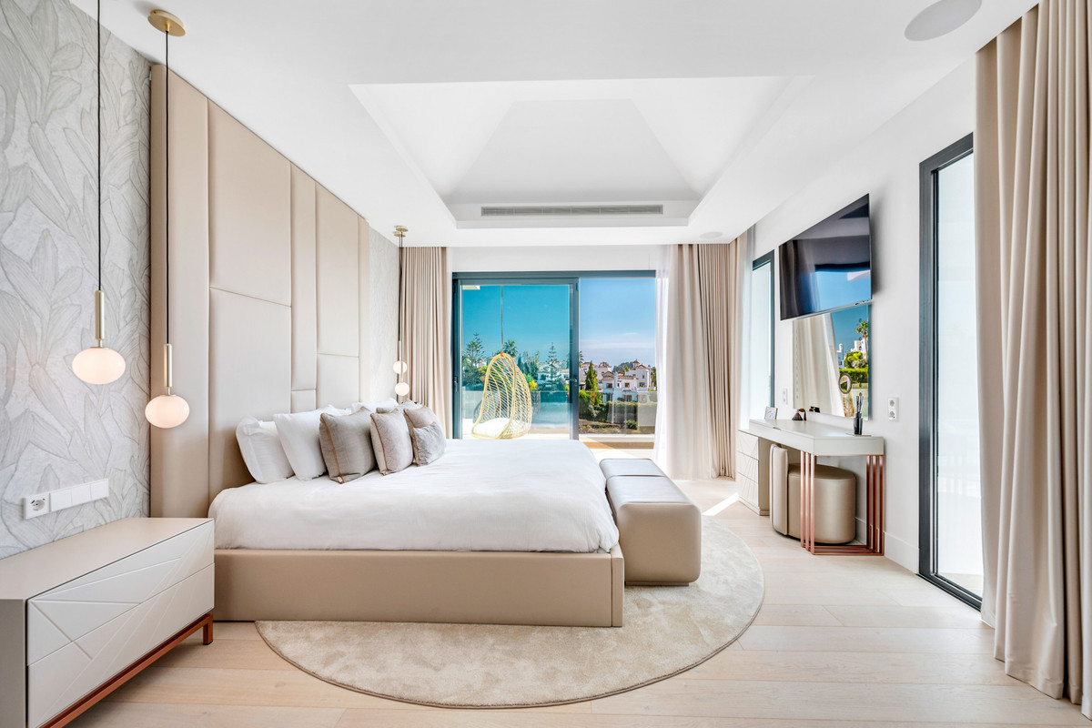 New Golden Mile Estepona villa 6 Bedrooms