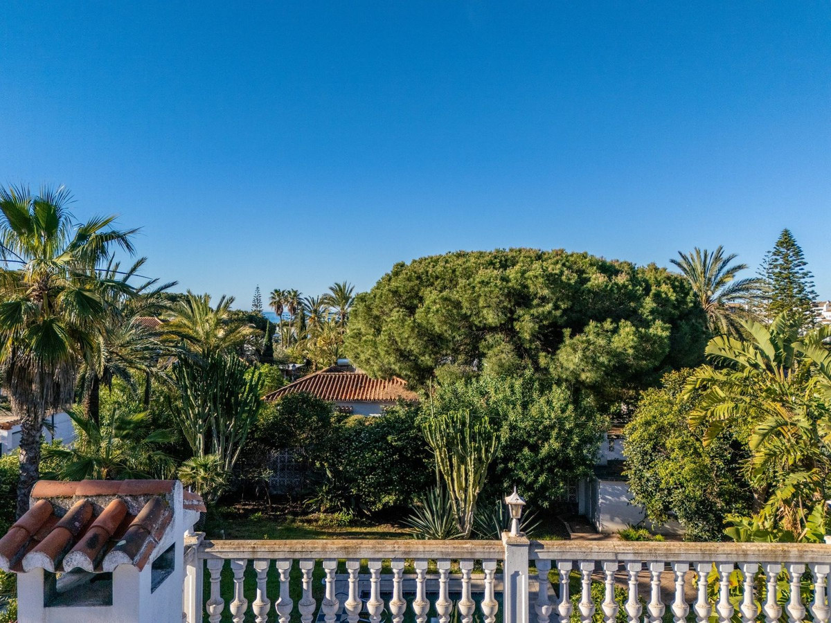luxo-estate-19 Marbesa Marbella villa 4 Bedrooms