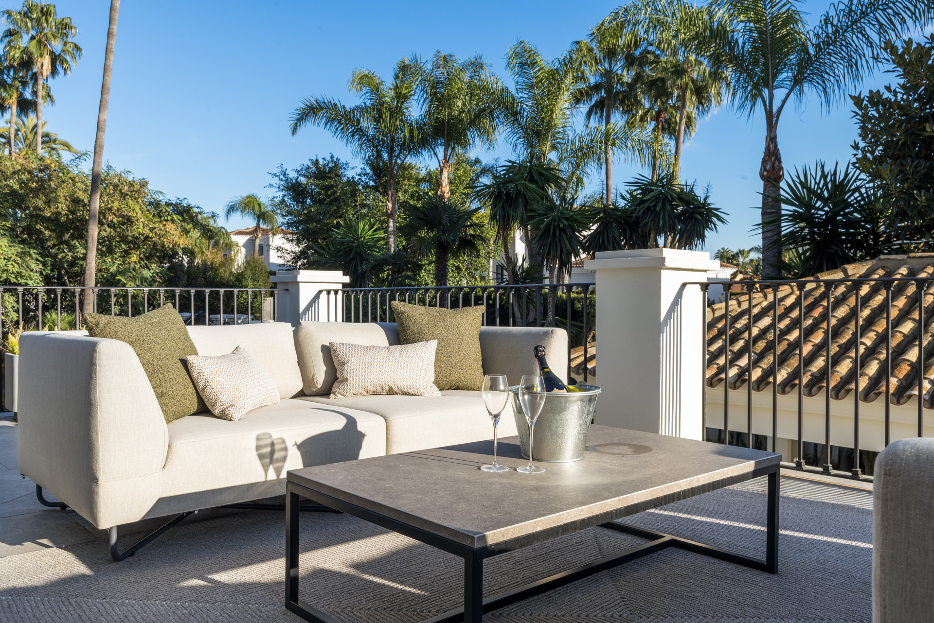 luxo-estate-19 Nueva Andalucia Marbella villa 5 Bedrooms