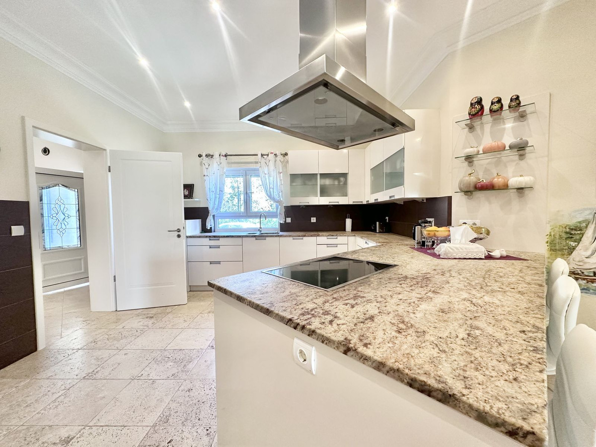luxo-estate-19 El Rosario Marbella villa 6 Bedrooms