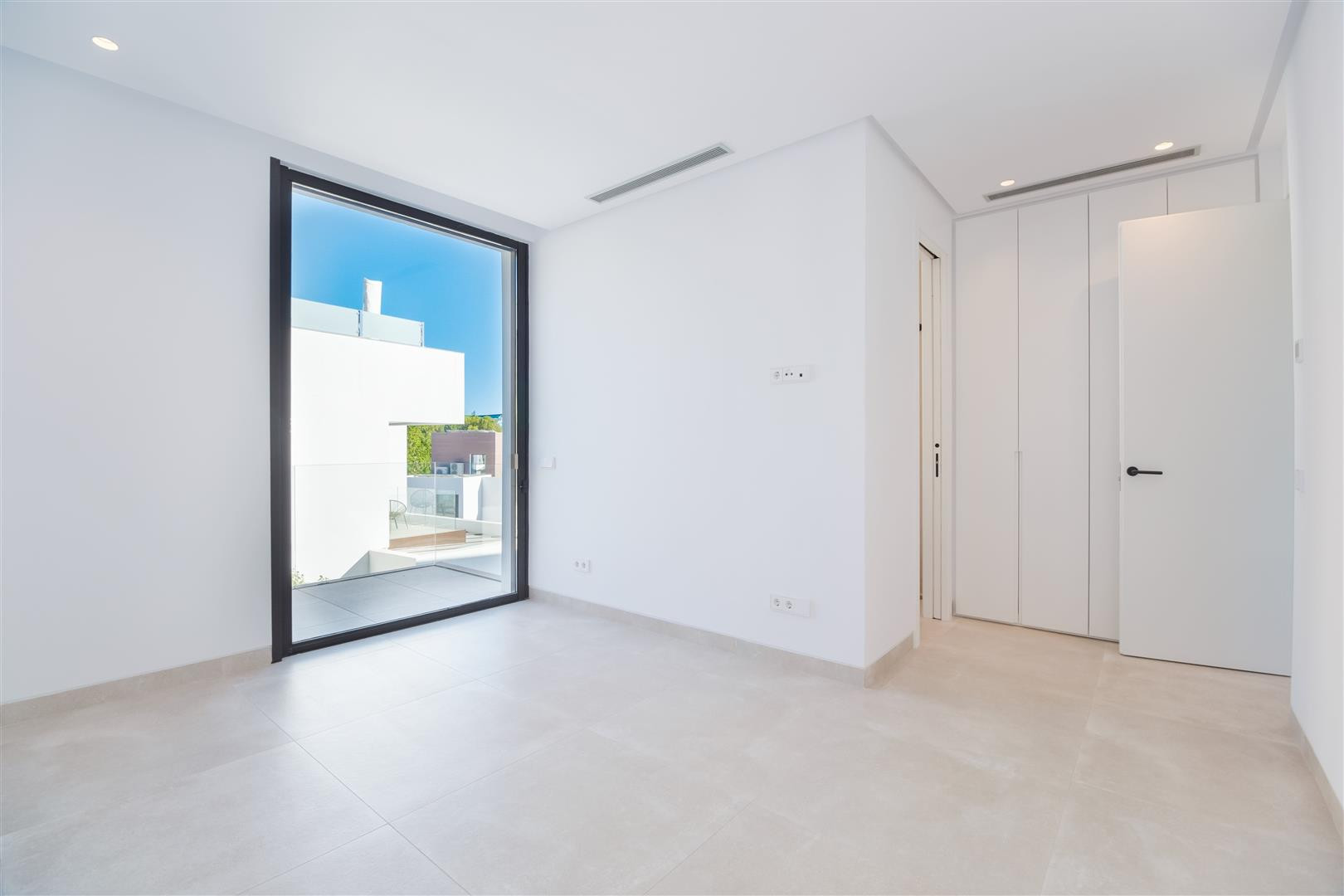 luxo-estate-19 Puerto Banus Marbella villa 4 Bedrooms