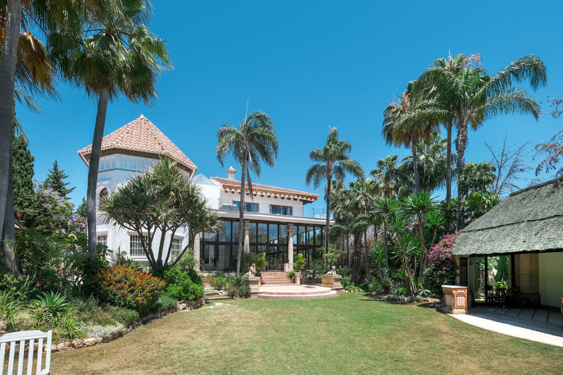 luxo-estate-2 Nueva Andalucia Marbella villa 10 Bedrooms
