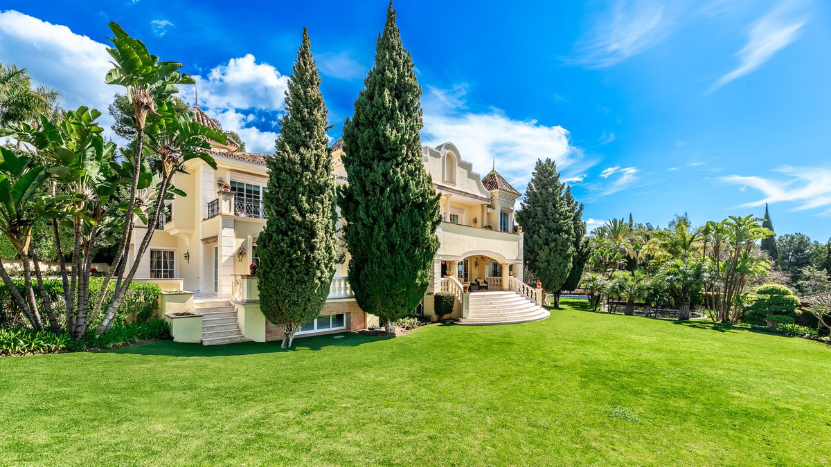 luxo-estate-2 Sierra Blanca Marbella villa 6 Bedrooms