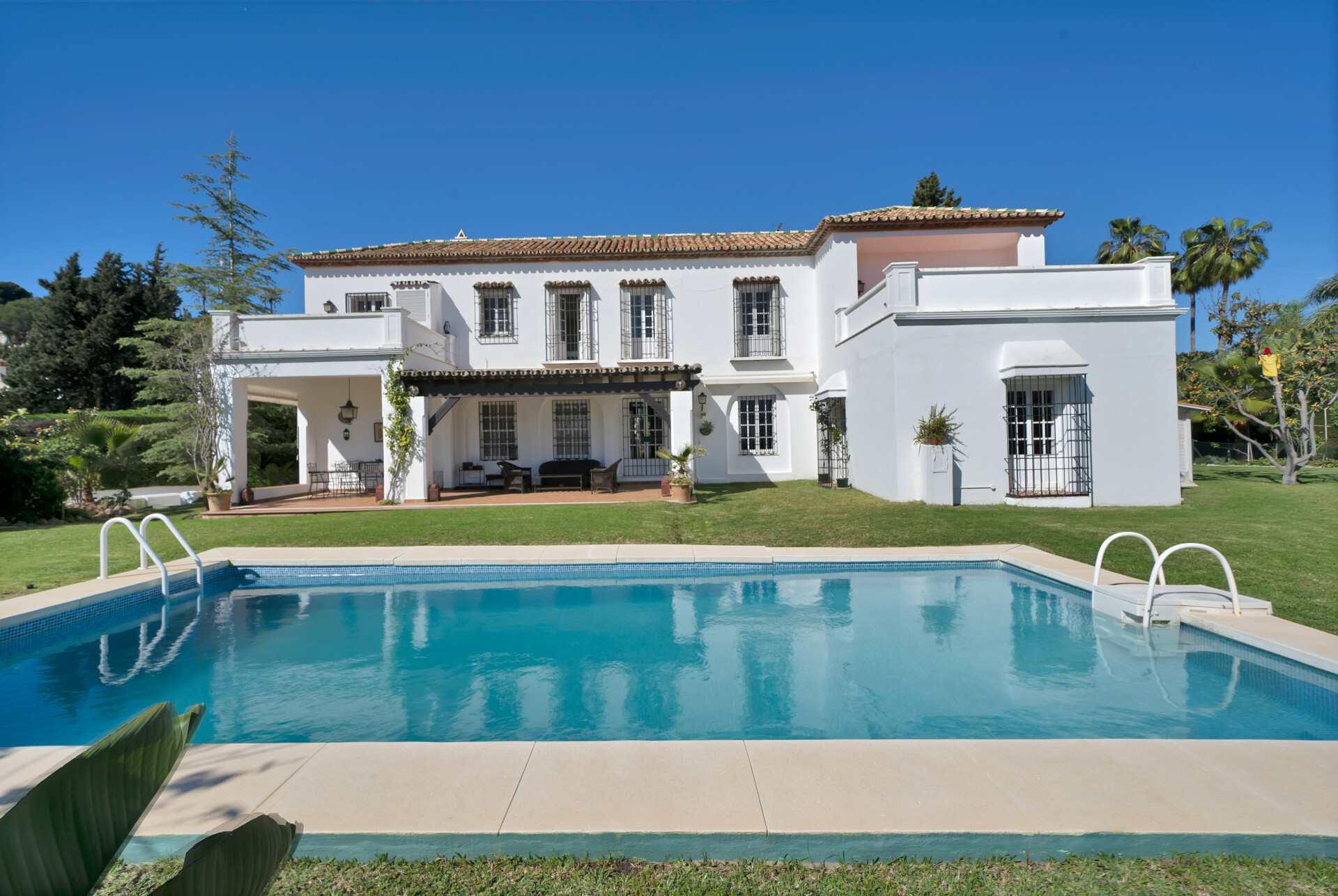luxo-estate-2 Nueva Andalucia Marbella villa 6 Bedrooms