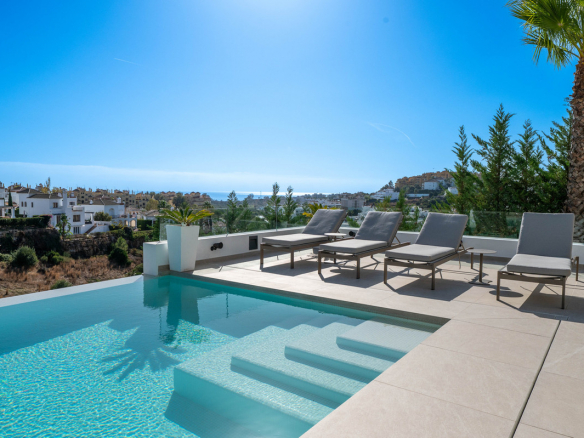 New Golden Mile Estepona villa 6 Bedrooms