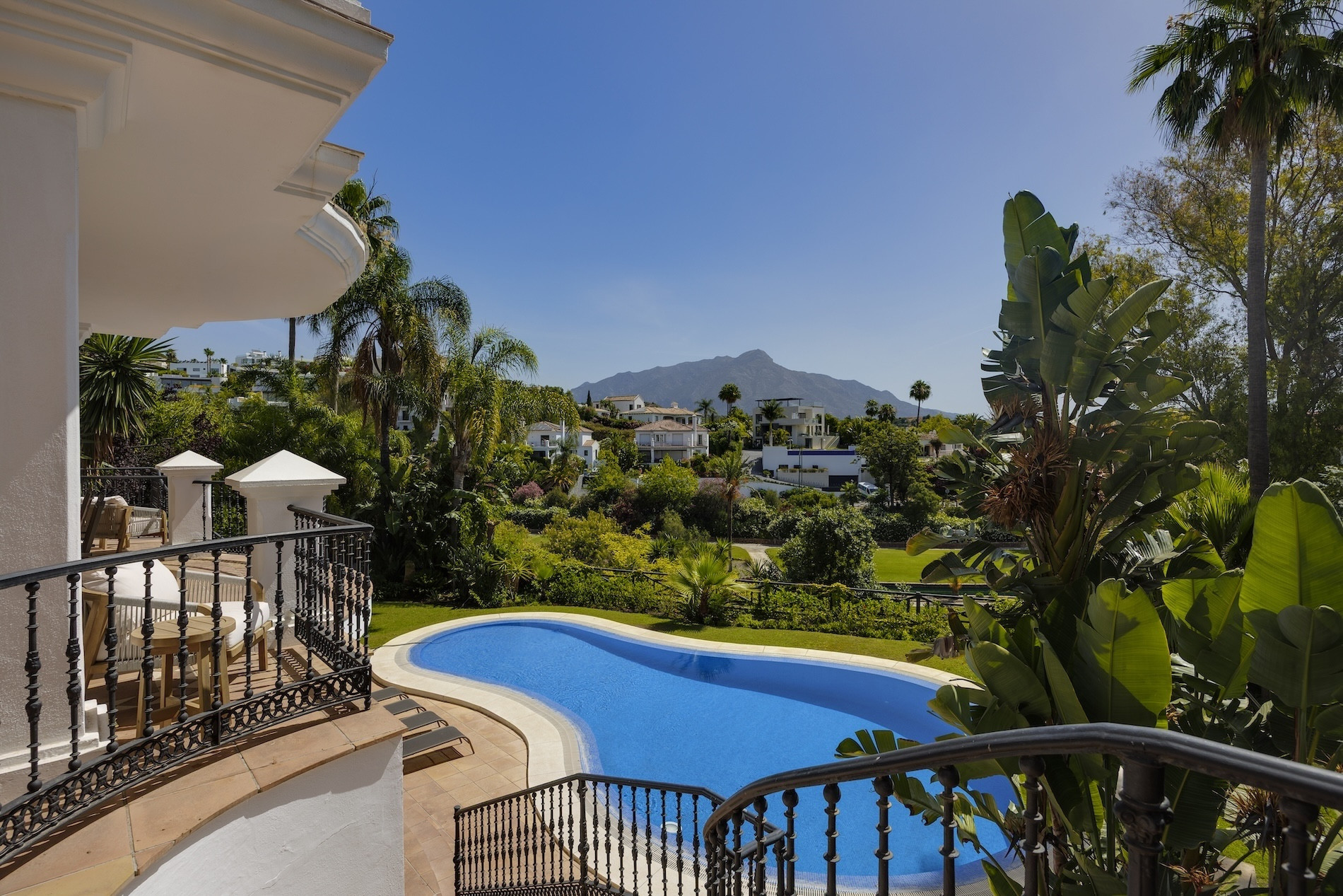 luxo-estate-2 La Quinta Benahavis villa 8 Bedrooms