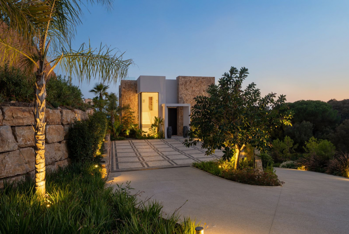 Luxury Villa for Sale in Marbella Hill Club | Golden Mile