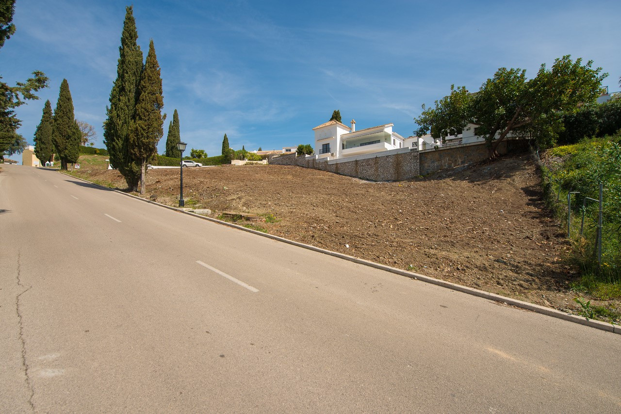 luxo-estate-2 El Paraiso Alto Benahavis plot Bedrooms