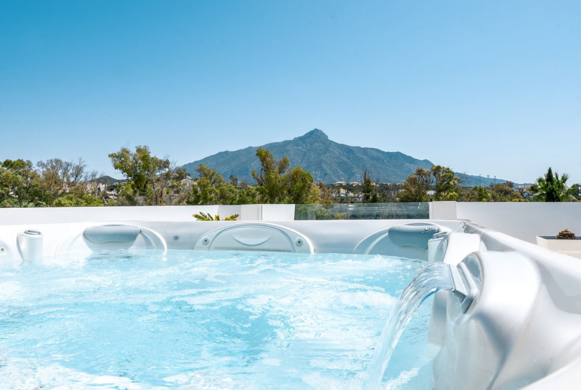 Nueva Andalucia Marbella villa 5 Bedrooms