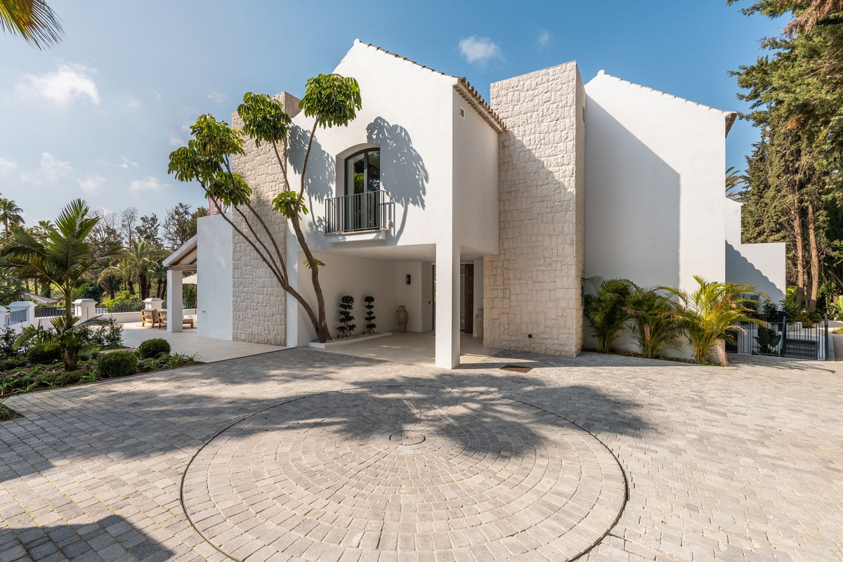 luxo-estate-2 Nueva Andalucia Marbella villa 5 Bedrooms