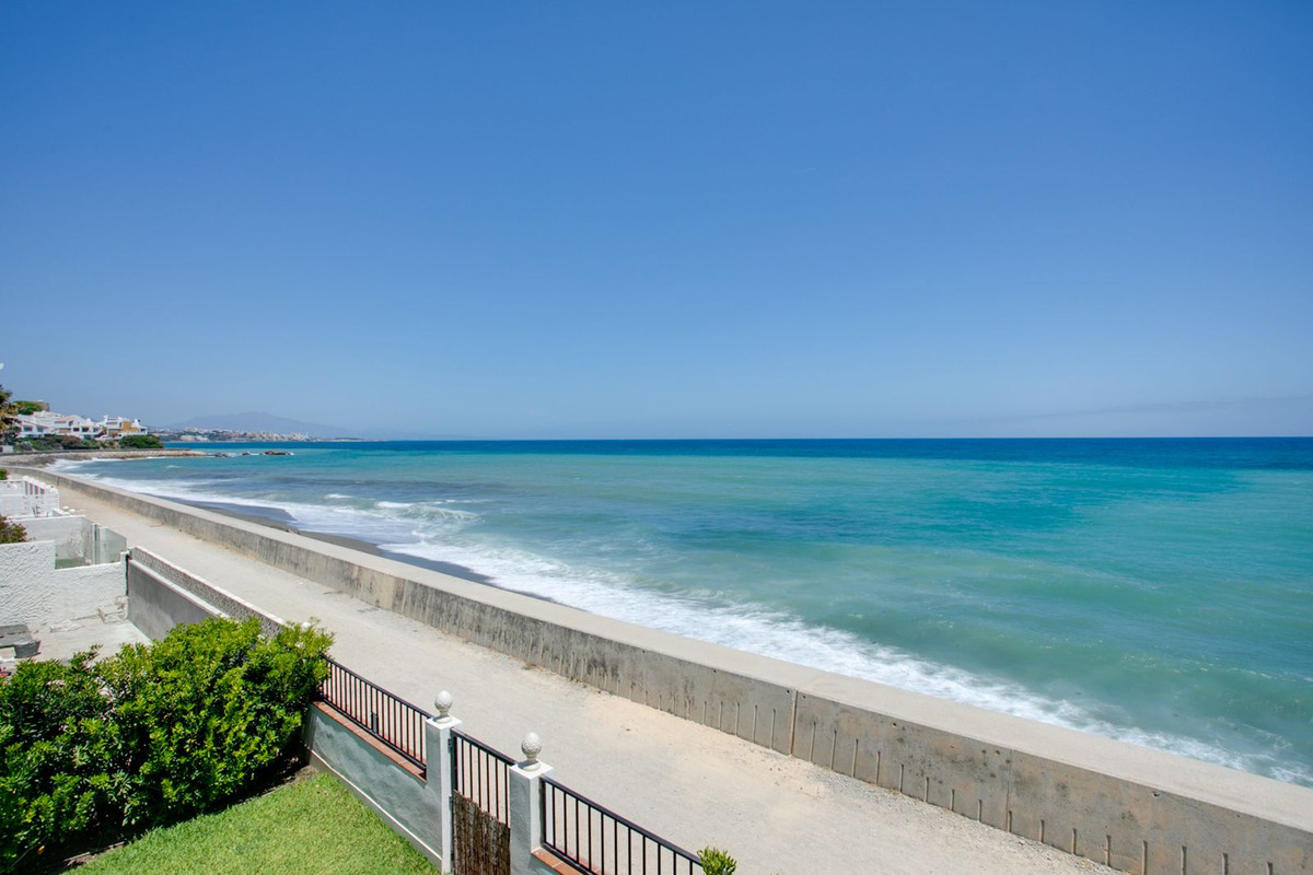 luxo-estate-2 Estepona villa 3 Bedrooms